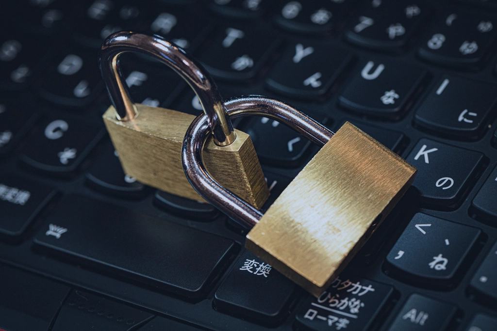 Cadenas posé sur un clavier d'ordinateur
