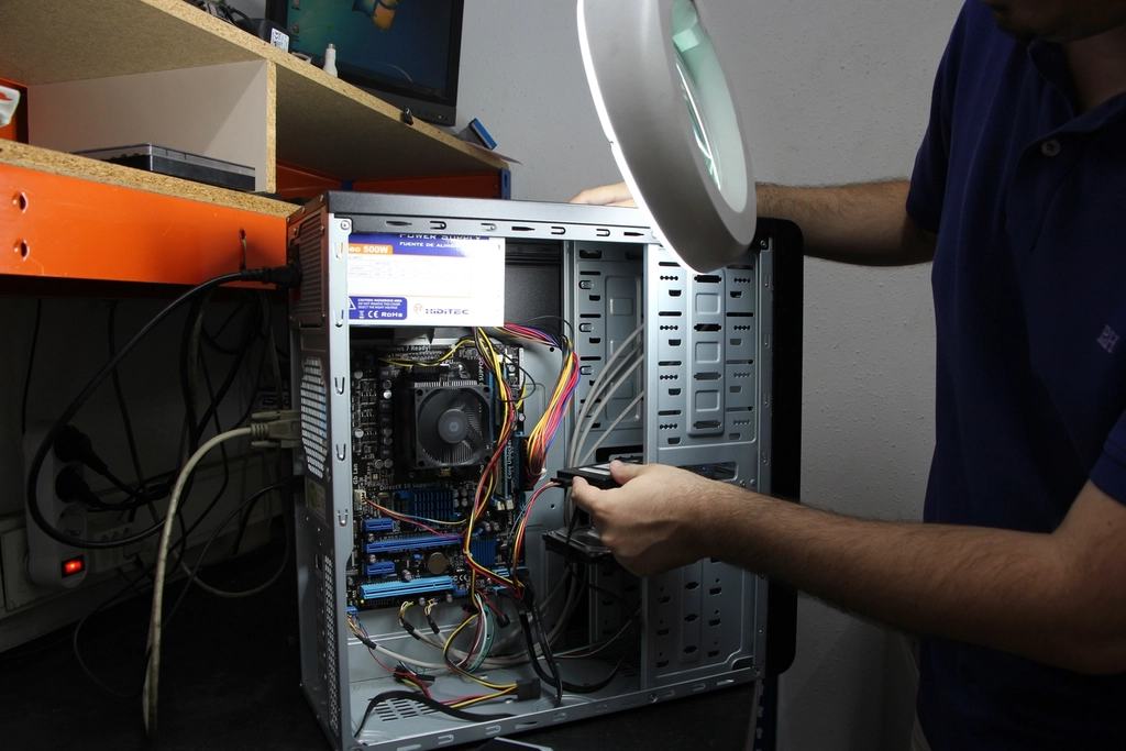 Technicien intervenant sur un ordinateur